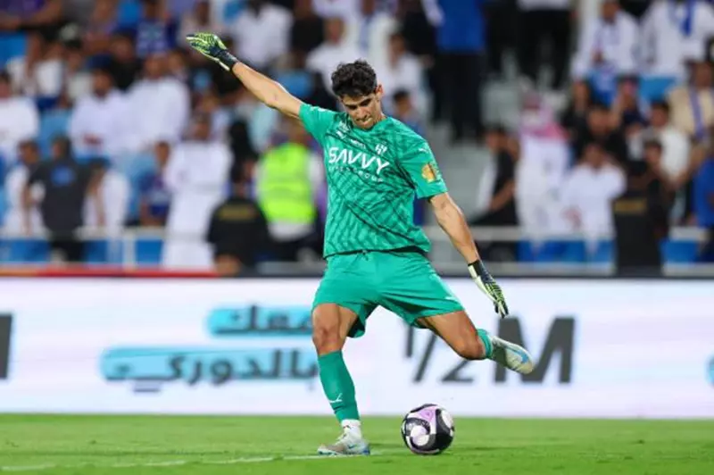 الركراكي: ياسين بونو يمر بموسم سيء مع الهلال